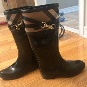 Like new rainboot original Burberry. Size 37